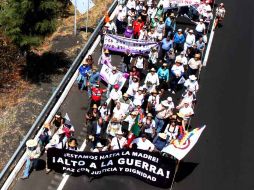 La Marcha por la Paz con Dignidad y Justicia avanza hoy por una carretera rumbo al DF. EL UNIVERSAL  /