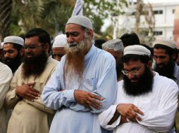 Miembros de Jamaat-ud-Dawa realizan oraciones funerarias por Bin Laden en una calle de Karachi, sur de Pakistán. EFE  /