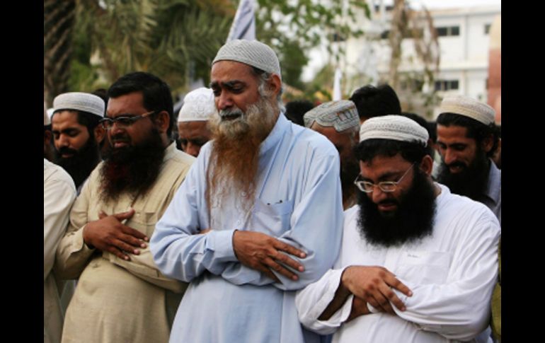 Miembros de Jamaat-ud-Dawa realizan oraciones funerarias por Bin Laden en una calle de Karachi, sur de Pakistán. EFE  /