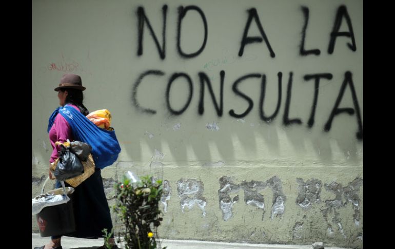 La ciudadanía demuestra también su desacuerdo con el referendo del presidente, en Ecuador. AFP  /