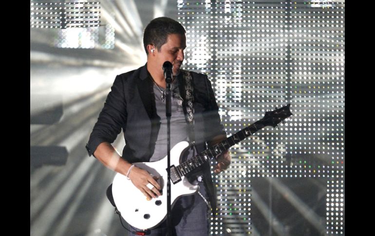 El cantante durante un concierto ofrecido en el Palacio de los Deportes de Madrid, dentro de su gira 'Paraíso Tour'. EFE  /