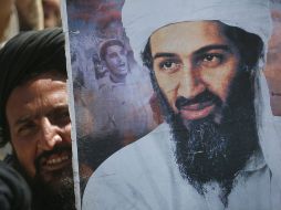 Un partidario del partido religioso paquistaní Jamiat-e-Ulema-e-Islam, alza una foto de Osama bin Laden. REUTERS  /