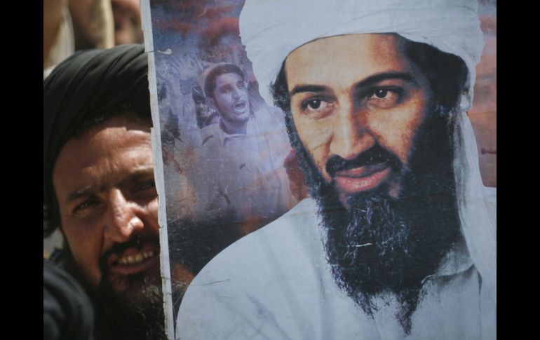 Un partidario del partido religioso paquistaní Jamiat-e-Ulema-e-Islam, alza una foto de Osama bin Laden. REUTERS  /