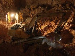 Vista de las labores de rescate de los cuerpos. Confirman que los fallecidos eran recolectores de ópalo y no trabajadores. ARCHIVO  /