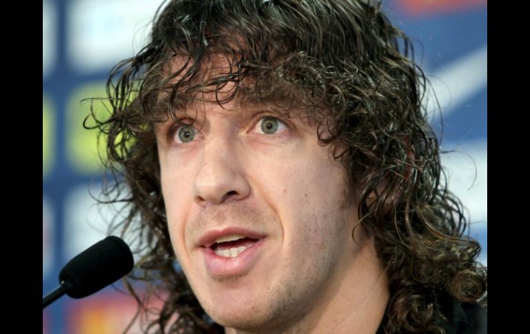 Carles Puyol atendió a los medios en una rueda de prensa. EFE  /