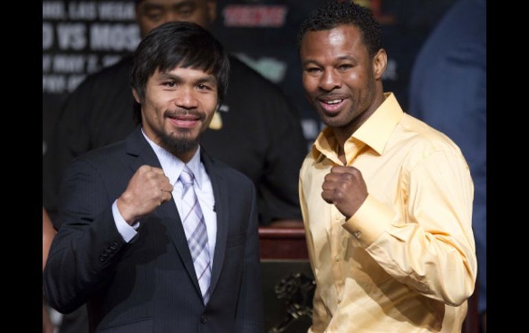 Manny Paquiao y Shane Mosley posan para una fotografía de cara a su pelea. AP  /