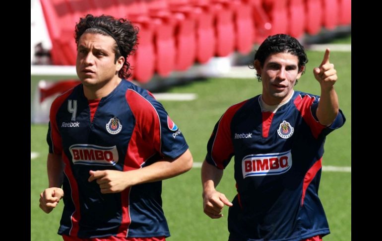 Héctor Reynoso y Jonny Magallón durante una sesión de entrenamiento con el equipo rojiblanco. MEXSPORT  /