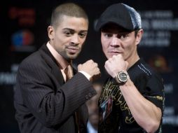 Jorge 'Travieso' Arce (der), posa junto a su contrincante de este sábado, Wilfredo Vazquez Jr. (izq.). REUTERS  /