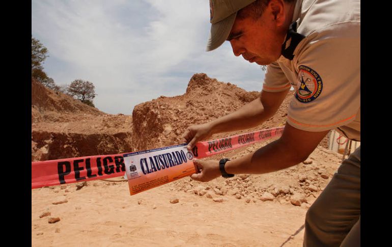 Protección Civil Jalisco colocó los sellos de clausura por falta de medidas de seguridad en la mina. S. NÚÑEZ  /