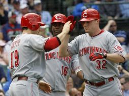 Los jugadores, Jay Bruce, Joey Votto y Edgar Rentería, festejan la victoria sobre los Cachorros de Chicago. AP  /