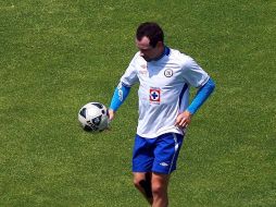 Gerardo Torrado domina el balón durante una sesión de entrenamiento con Cruz Azul. MEXSPORT  /