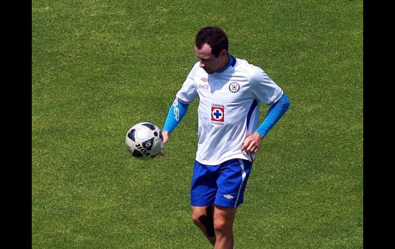 Gerardo Torrado domina el balón durante una sesión de entrenamiento con Cruz Azul. MEXSPORT  /