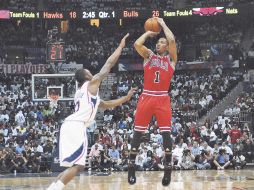 Derrick Rose (1) ejecuta un tiro ante la marca de Jeff Teague. REUTERS  /