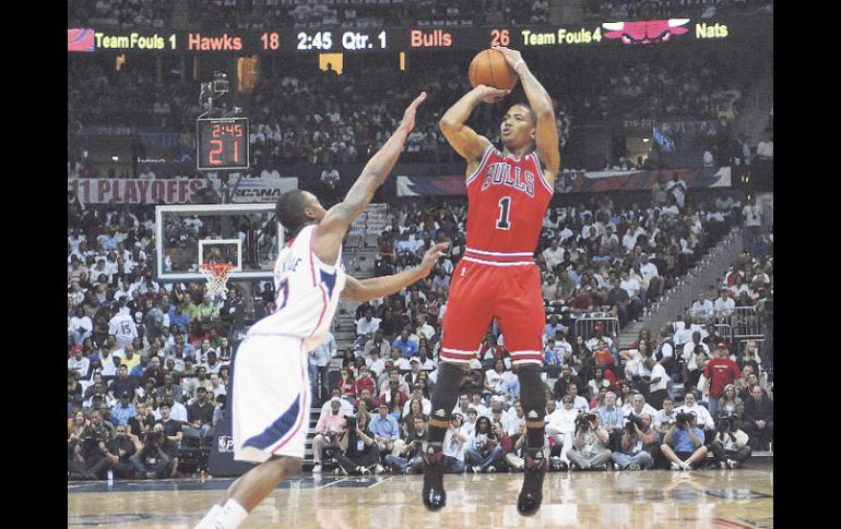 Derrick Rose (1) ejecuta un tiro ante la marca de Jeff Teague. REUTERS  /