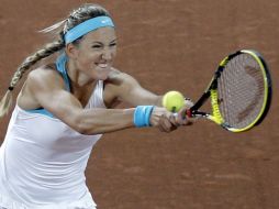 La tenista bielorrusa, Victoria Azarenka, golpea la pelota durante el partido de semifinales que disputó contra Julia Goerges. EFE  /