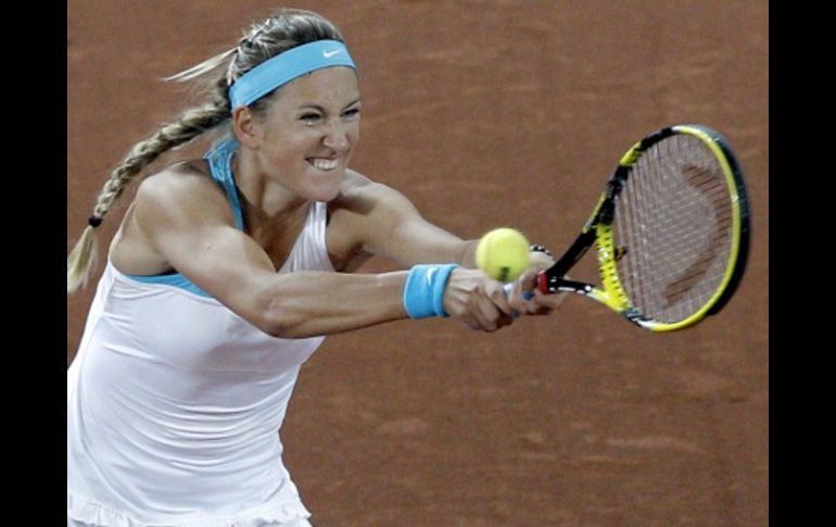 La tenista bielorrusa, Victoria Azarenka, golpea la pelota durante el partido de semifinales que disputó contra Julia Goerges. EFE  /