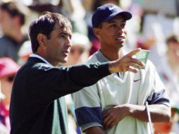 Foto de archivo de Seve Ballesteros hablando con Tiger Woods. REUTERS  /