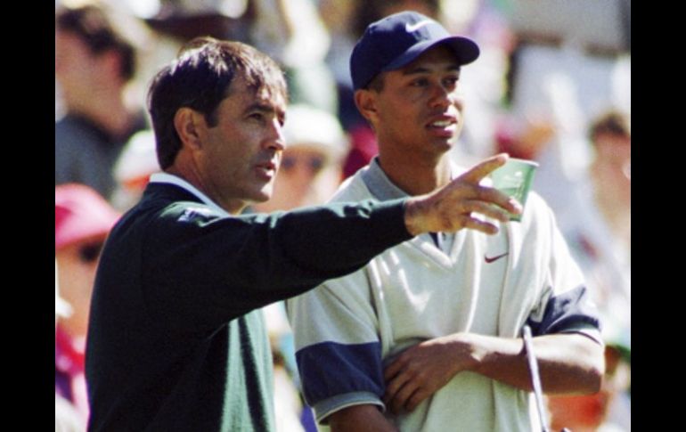 Foto de archivo de Seve Ballesteros hablando con Tiger Woods. REUTERS  /