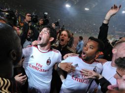 Los jugadores del Milan, Pato y Robinho, celebran tras llevarse el punto ganar su 18º 'Scudetto'. AFP  /