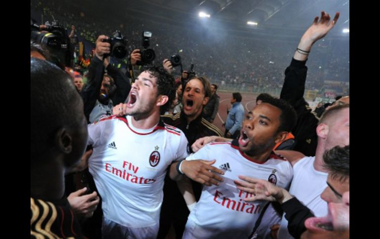 Los jugadores del Milan, Pato y Robinho, celebran tras llevarse el punto ganar su 18º 'Scudetto'. AFP  /