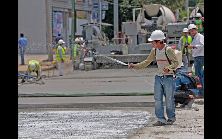 Con el crédito por mil 100 millones de pesos, el municipio de Guadalajara pretende terminar las obras de repavimentación. S. NÚÑEZ  /