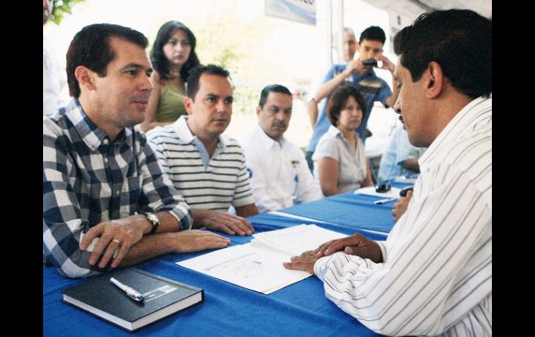 El secretario de Vialidad, Diego Monraz (izquierda), participó ayer en el programa Vialidad Cercana. A. HINOJOSA  /