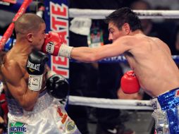 El ''Travieso'' conecta un derechazo al rostro del puertorriqueño Wilfredo Vázquez jr. AFP  /