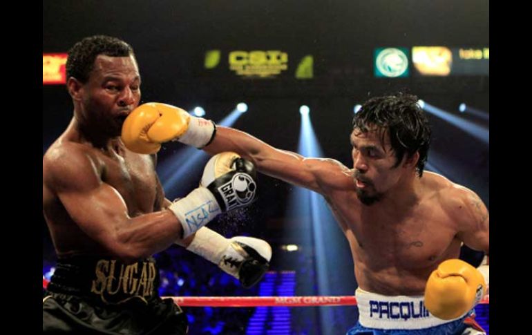 Manny Pacquio (der.) se lleva otra victoria ante un rival fuerte. AFP  /