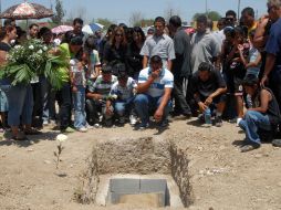 Familiares y amigos entierran al minero Juan Carlos Escobedo en Sabinas, Coahuila. NTX  /