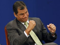 Rafael Correa celebra el resultado del referendo, durante una entrevista a una televisora, en Quito. AP  /