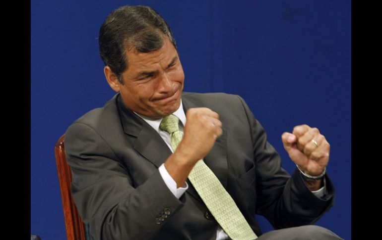 Rafael Correa celebra el resultado del referendo, durante una entrevista a una televisora, en Quito. AP  /