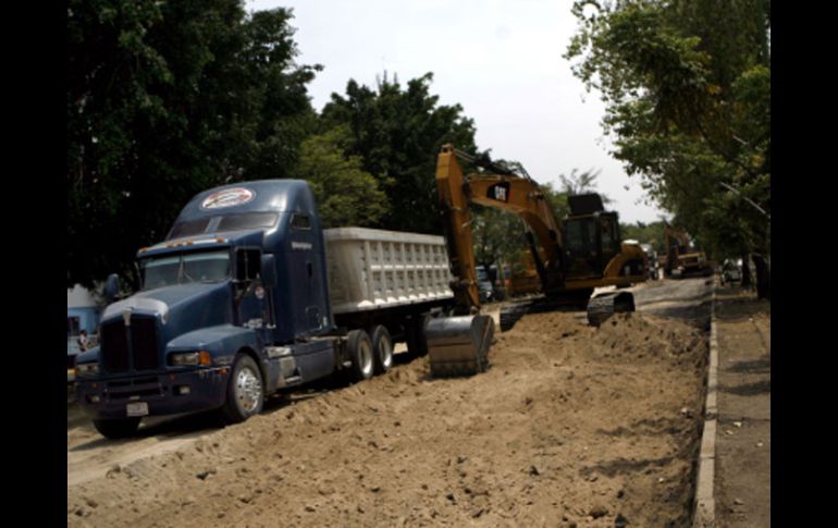 Aún con las obras de repavimentación en marcha, los recursos continúan atorados. A. HINOJOSA  /