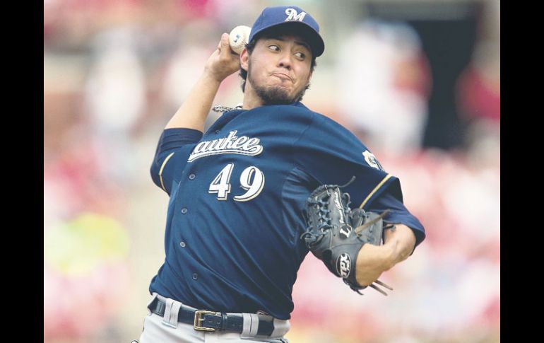 El lanzador mexicano, Yovani Gallardo, lanzó ocho entradas completas, permitió un imparable y ponchó a seis rivales. AFP  /