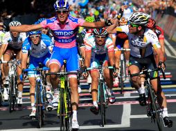 Alessandro Petacchi y Mark Cavendish (derecha) al cruzar la línea final de la segunda etapa del Giro. AFP  /