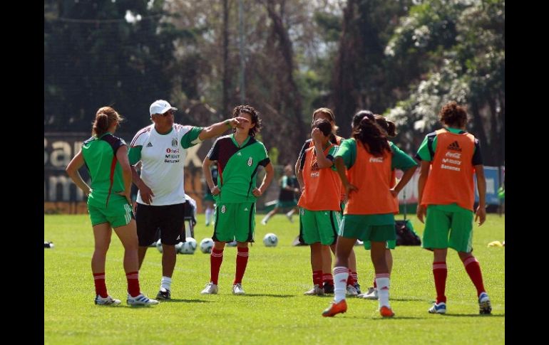 El director técnico, Leonardo Cuellar, durante una sesión de entrenamiento con la Selección femenil mexicana. MEXSPORT  /