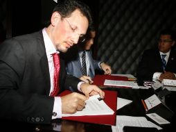 Javier Cordero Torres, presidente y director general de Oracle, durante la firma del convenio. M. FREYRÍA  /