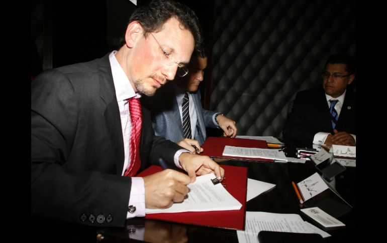 Javier Cordero Torres, presidente y director general de Oracle, durante la firma del convenio. M. FREYRÍA  /