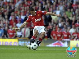 Javier Hernández del Manchester United marca el primer gol ante el Chelsea. EFE  /