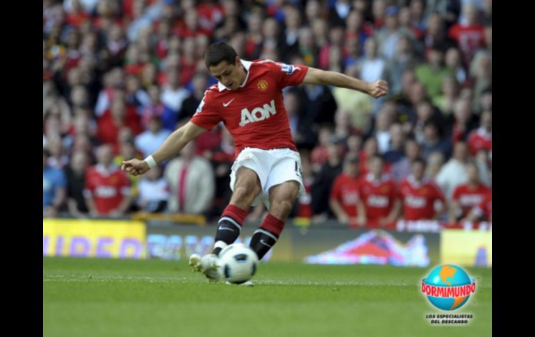 Javier Hernández del Manchester United marca el primer gol ante el Chelsea. EFE  /