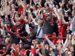 El técnico del Manchester United, Sir Alex Ferguson, celebra tras la victoria ante el Chelsea. AP  /