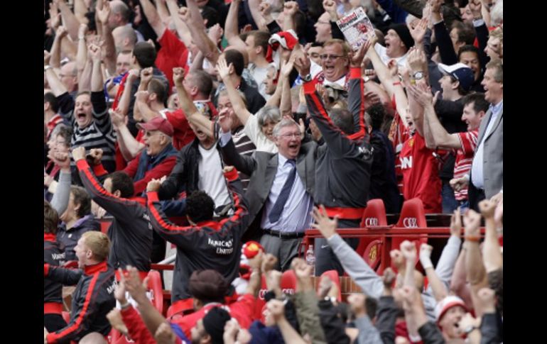 El técnico del Manchester United, Sir Alex Ferguson, celebra tras la victoria ante el Chelsea. AP  /