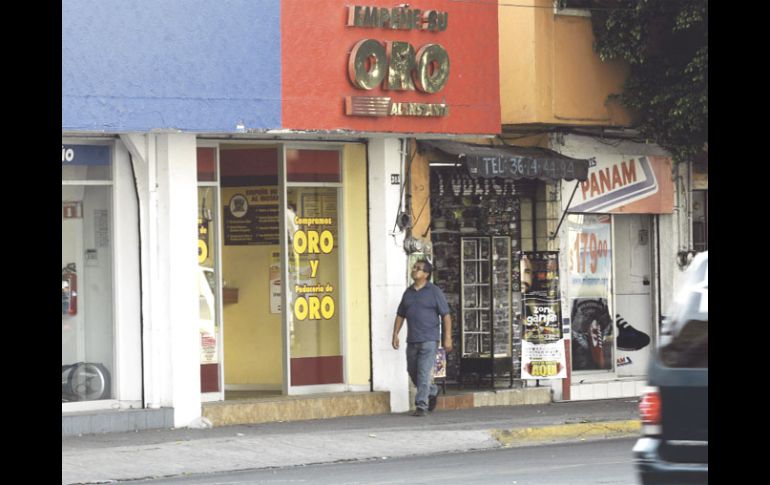 Las casas de empeño tapatías pagan un precio promedio de 276 pesos por gramo. E. BARRERA  /