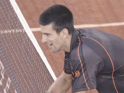 Novak Djokovic celebra su triunfo en Madrid, tras romperle el servicio a Rafael Nadal, quien se va desconsolado. EFE  /