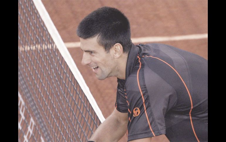 Novak Djokovic celebra su triunfo en Madrid, tras romperle el servicio a Rafael Nadal, quien se va desconsolado. EFE  /