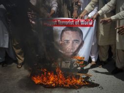 Pakistaníes queman un póster con la imagen del presidente de Estados Unidos, en la ciudad de Multán. REUTERS  /