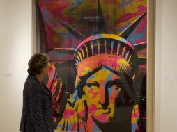 Una mujer observa 'Estatua de la Libertad' de Warhol en Sotheby's. AFP  /