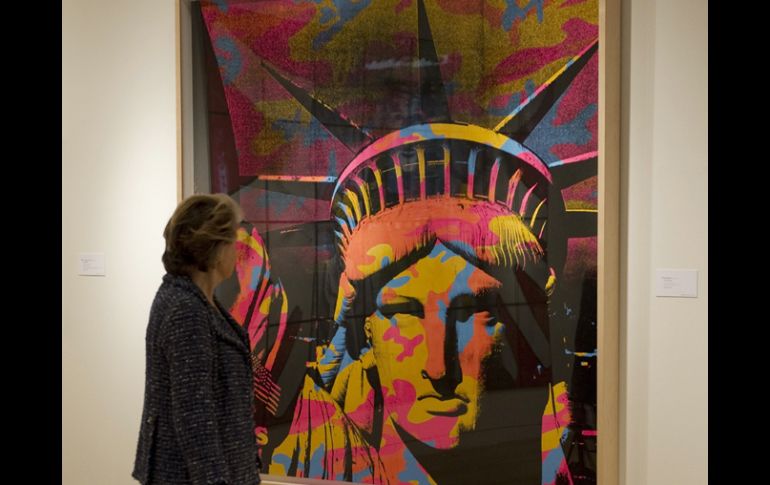 Una mujer observa 'Estatua de la Libertad' de Warhol en Sotheby's. AFP  /