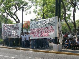 Un grupo de manifestantes esperaban al Secretario Monraz Villaseñor con mantas. E. VARGAS  /