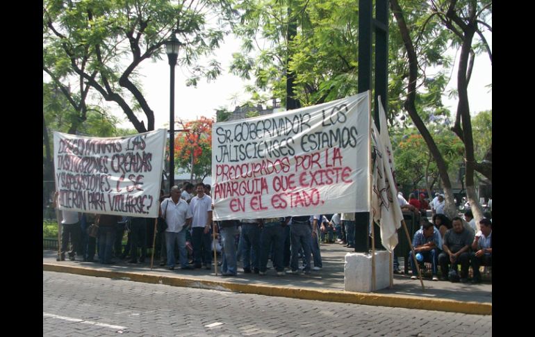 Un grupo de manifestantes esperaban al Secretario Monraz Villaseñor con mantas. E. VARGAS  /