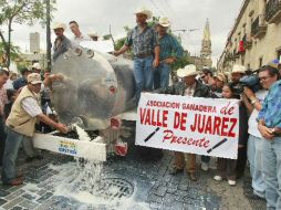 En 2008 los productores se manifestaron solicitando lo mismo, esa ocasión derramaron cientos de litros de leche como protesta. ARCHIVO  /